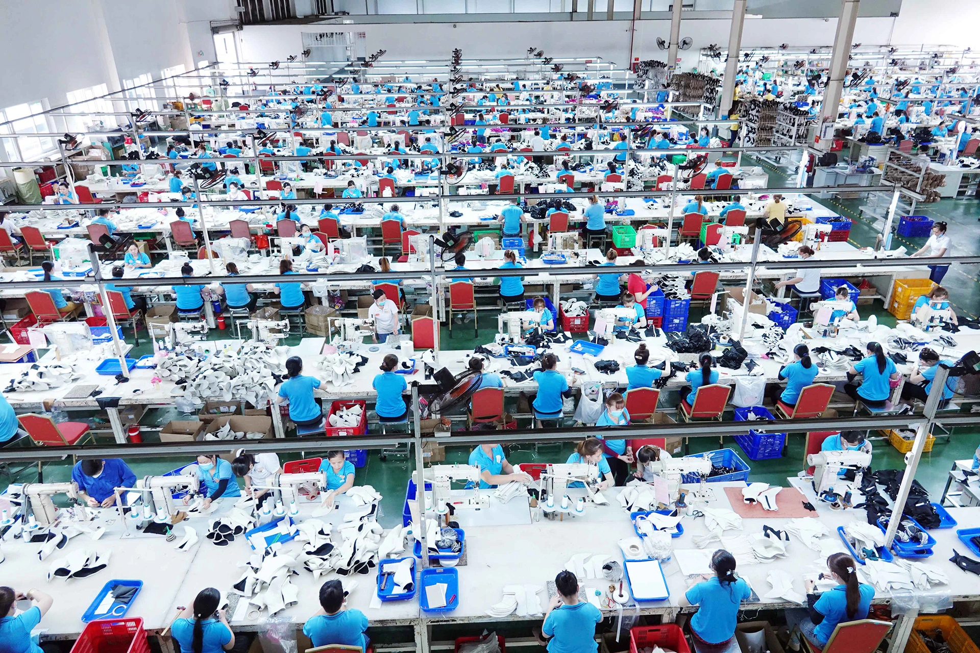Giải tỏa ùn tắc cho hơn 1600 công nhân: Nhà máy da giày Thanh Hóa vận hành thông suốt với giải pháp chấm công AI không dừng, không chạm